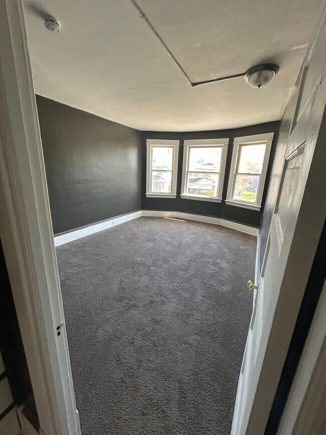 Foto del edificio - Spacious, Section 8 Accepted, 5 Br