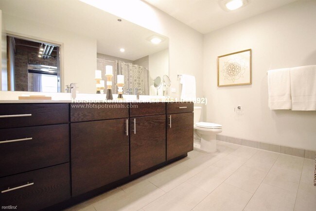 Building Photo - 3048 N Wilton Ave