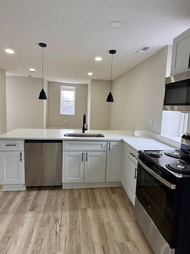 Building Photo - 939 Chateau Ave