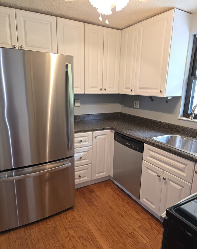 Foto del edificio - Beautiful Three Bedroom Townhome in Hunting Ridge Community