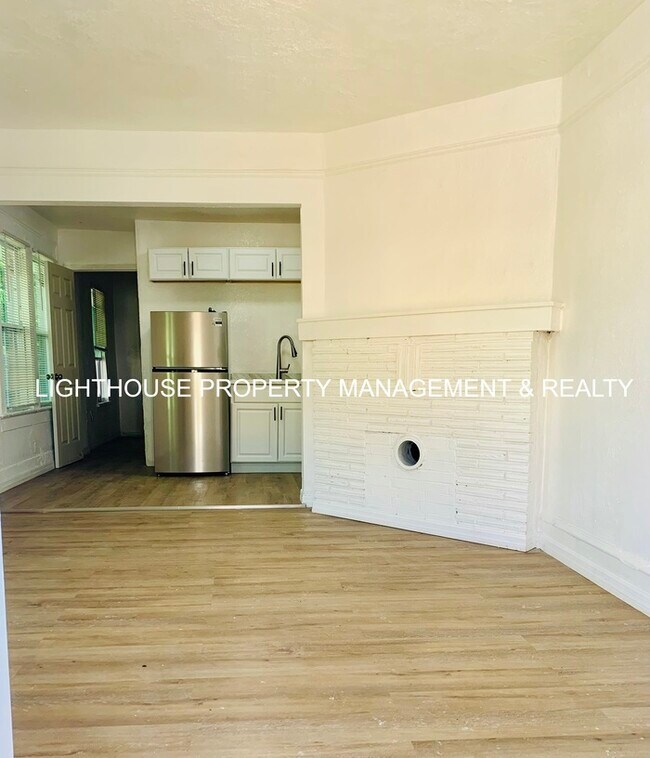 Building Photo - Renovated 1 Bed/1 Bath Duplex with Fenced ...
