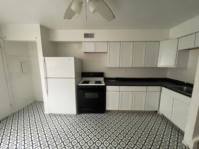 Building Photo - 3 Bedroom Condo