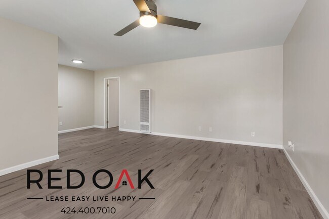 Building Photo - ~1 Month FREE~ Spacious One Bedroom with L...