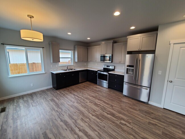 Foto del edificio - 16440 Bassett Rd