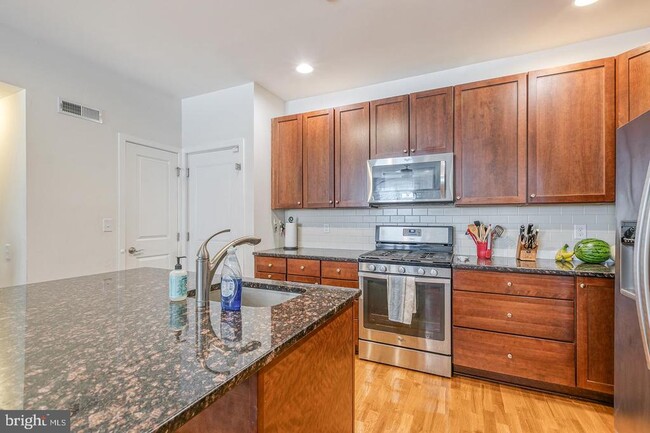 Foto del edificio - 2403 Bainbridge St