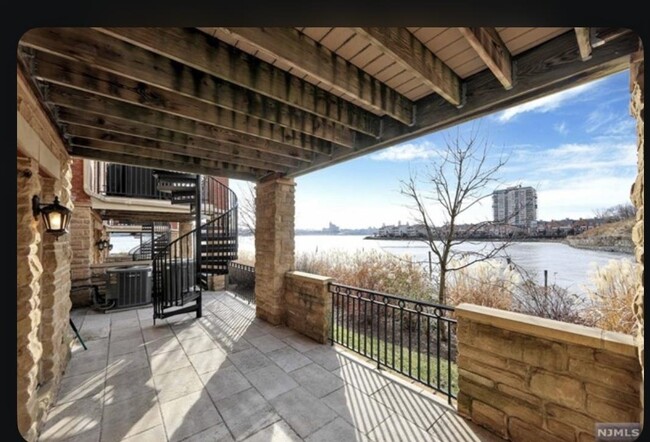 Building Photo - 17 Moorings Ln