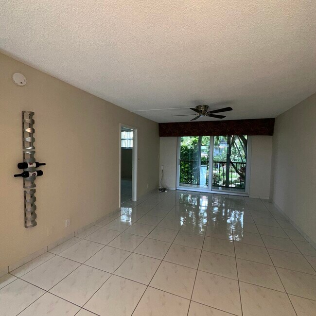 Foto del edificio - 5300 NE 24th Terrace