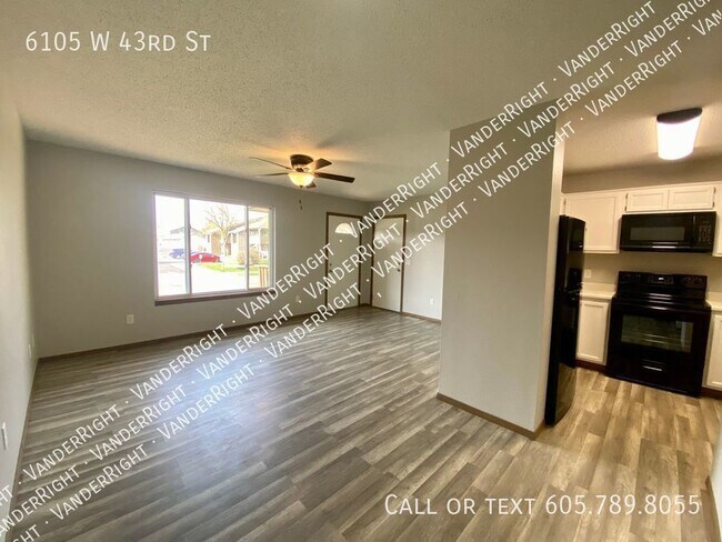 Building Photo - 3 Bedroom 2 Bathroom West Side Home!
