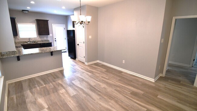 Building Photo - 3bedroom 2 bathroom home located Denham Sp...