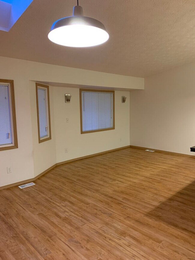Foto del edificio - AVAILABLE NOW!! West side - 2 Bdrm, 1 Bath