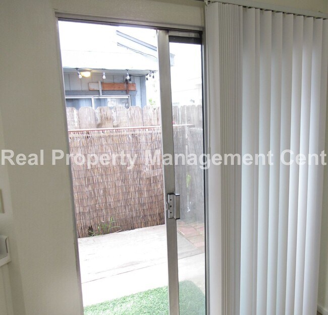 Building Photo - LEASE PENDING - Oceano Condo features 2 Be...