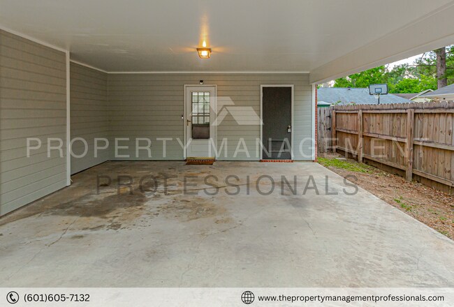 Building Photo - Beautiful, completely renovated home minut...