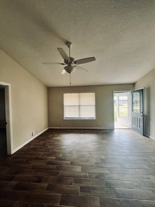 Foto del edificio - 103 Willow Lake Dr