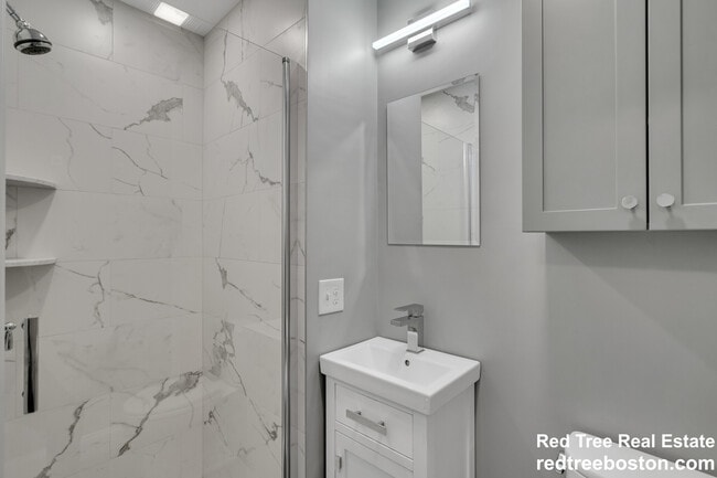 Building Photo - 837 River St