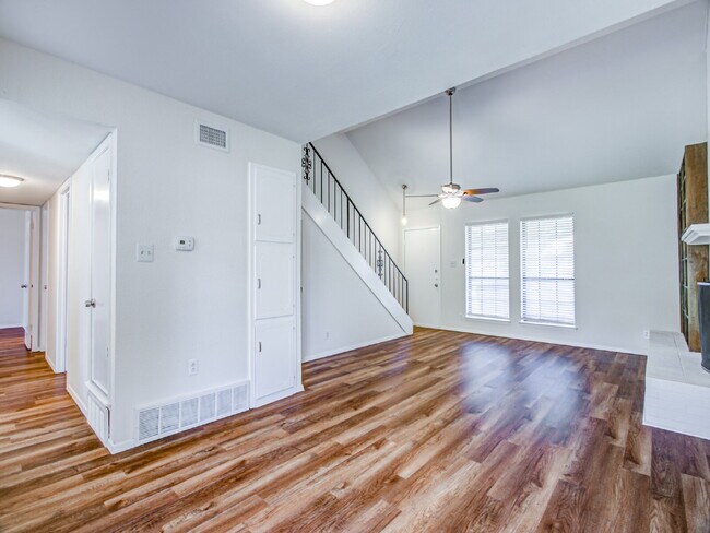 Foto del edificio - Beautifully Remodeled 2-Story Home with Primary Suite Downstairs – Move-In Ready!