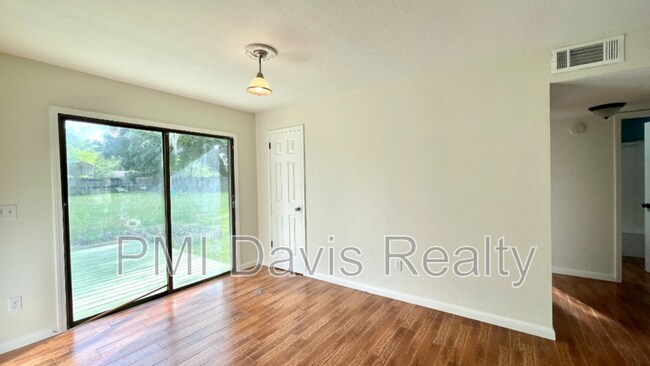 Foto del edificio - 7523 Collins Ct