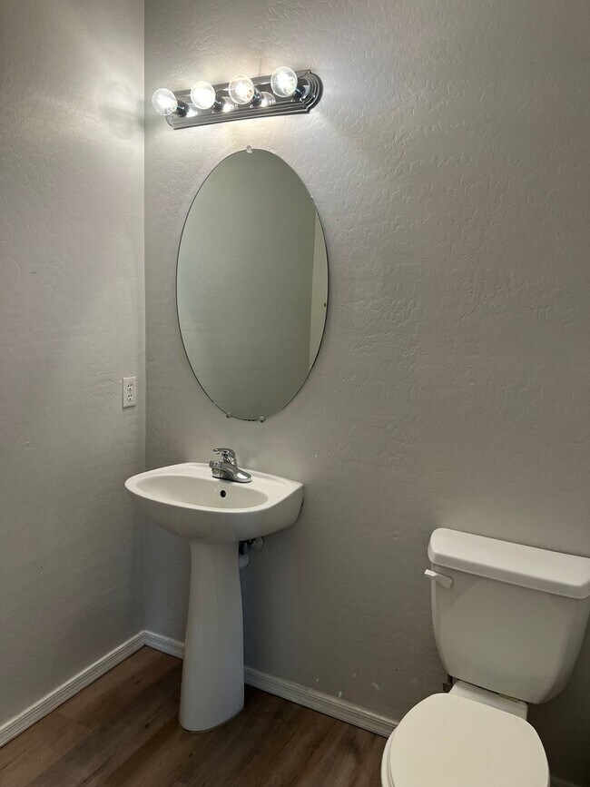 Foto del edificio - 4 bed, 2.5 bath, 1,741 sqft