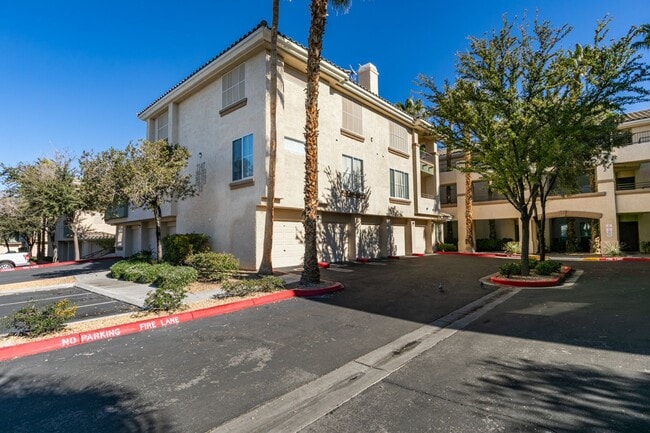 Building Photo - Fabulous top story unit near Durango Casino