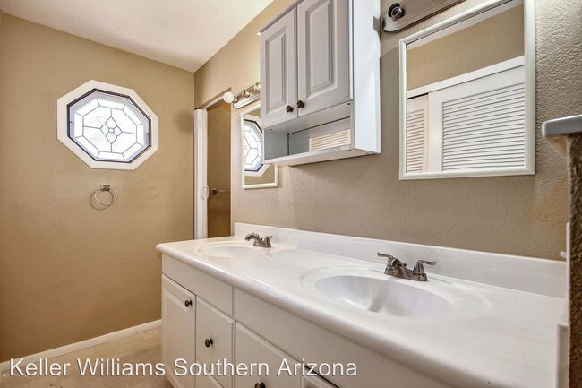Building Photo - 6633 N Camino De La Tierra