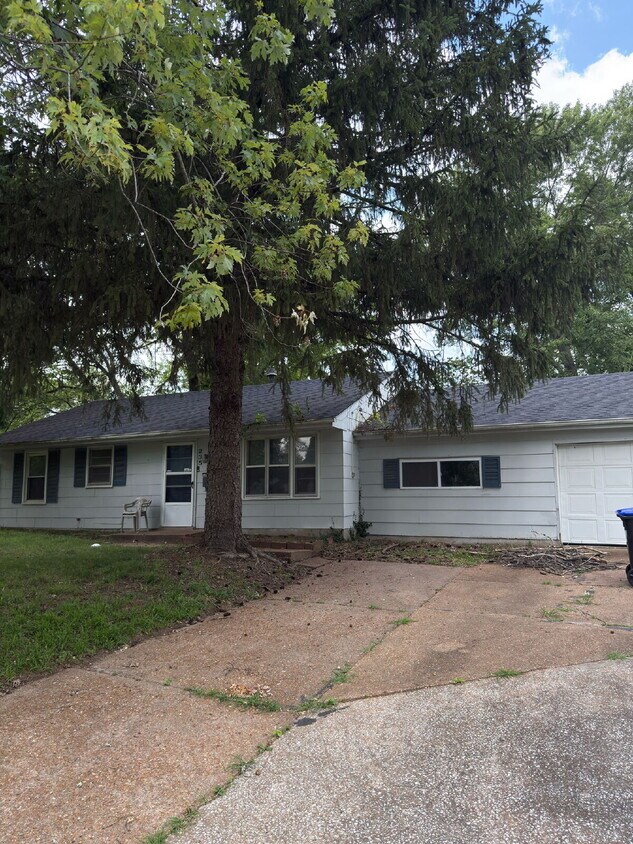 Foto principal - Charming 4-Bedroom Home in Florissant – Co...