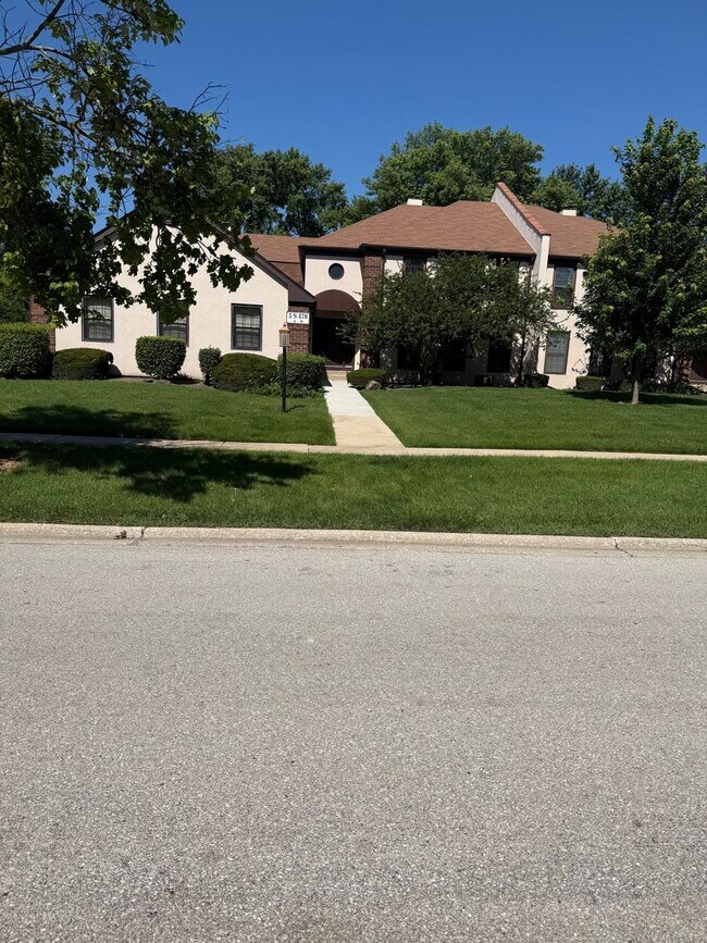 Building Photo - Recently Renovated 2 Bed 1 Bath in Naperville, Ready Now!