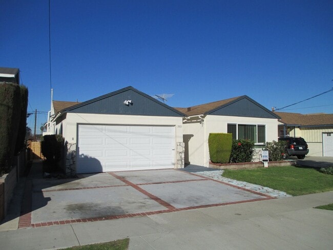 Building Photo - Large North Torrance House. Torrance Schools, Huge yard, 2 car garage hookups