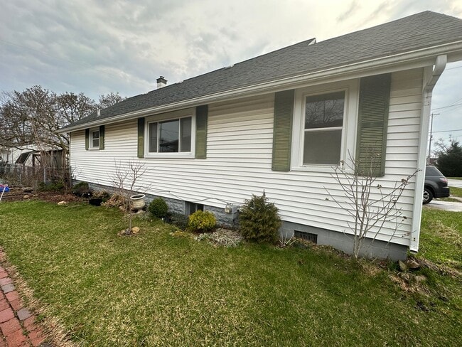 Building Photo - 404 E Bird-Charming single family home for rent in Vandercook Lake