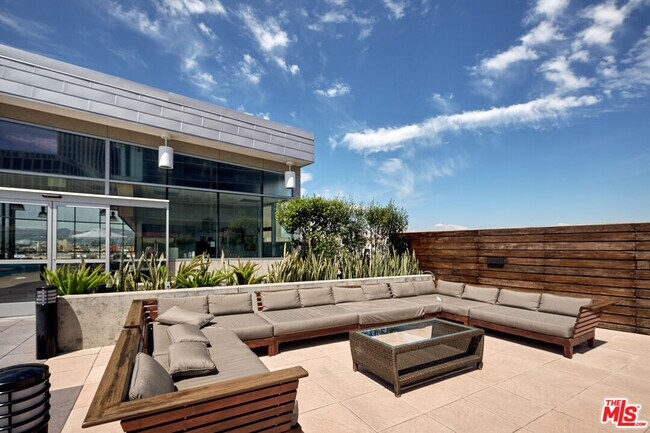 Foto del edificio - 3785 Wilshire Blvd