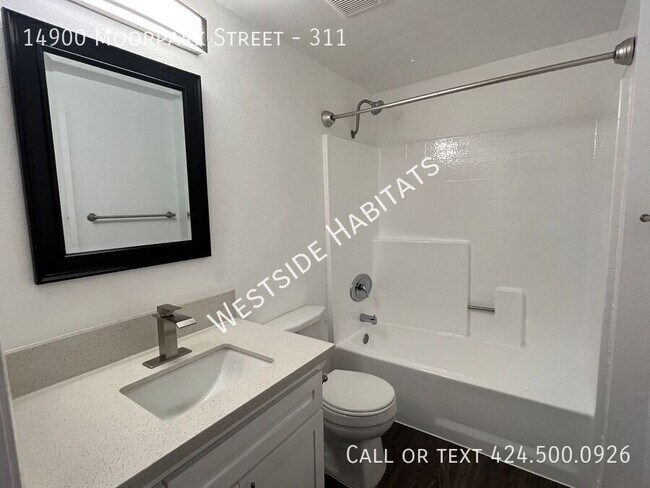 Foto del edificio - 14900 Moorpark St