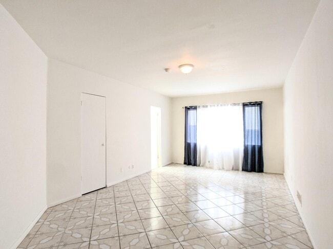 Building Photo - 3247 S Sherbourne Dr