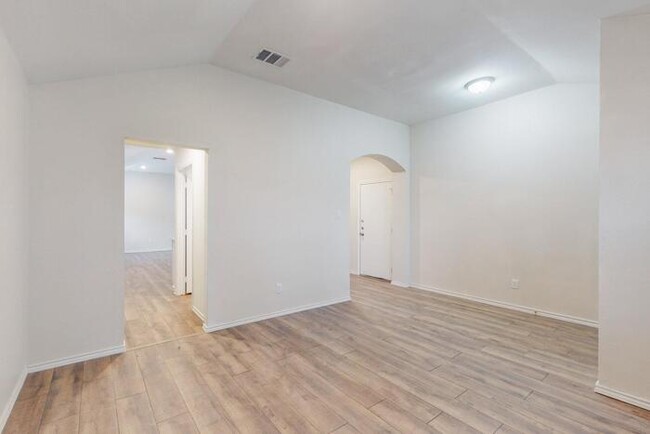 Foto del edificio - READY FOR MOVE-IN, 3-BEDROOM, 2-BATH HOME ...