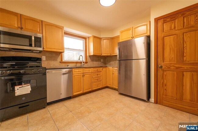 Building Photo - 10 Eastbrook Dr