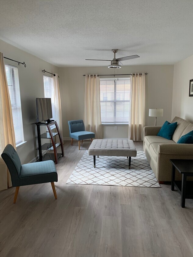 Comfortable living room - 1709 Bennetts End