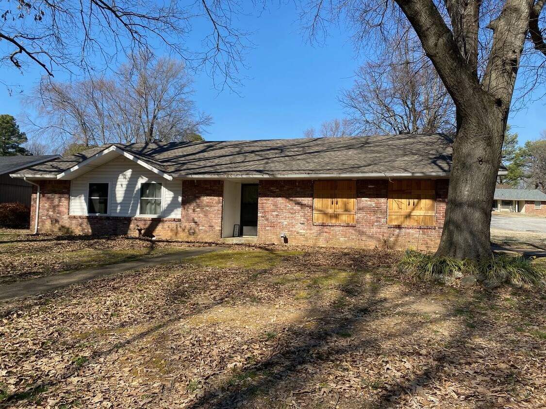 Primary Photo - Fenced in Yard/Fireplace/3 bed 2bath!