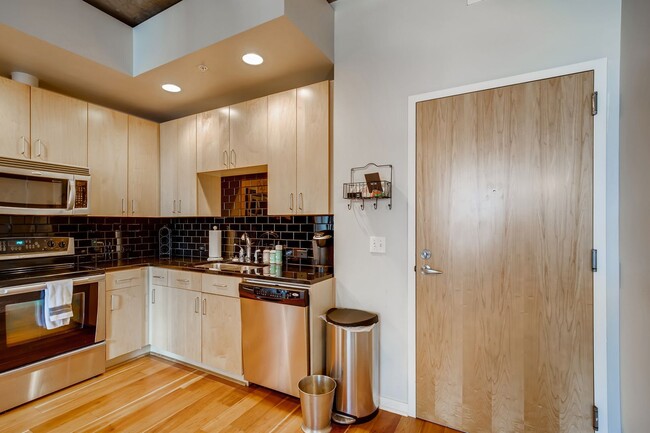 Building Photo - INCREDIBLE Riverfront Park Condo- 1BD/1BA ...