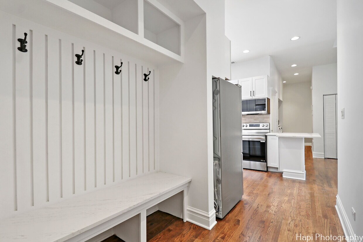 Mud Room - 6226 N Broadway St