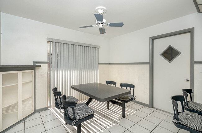 Built in breakfast nook and island bar stools - 2908 Ivy St