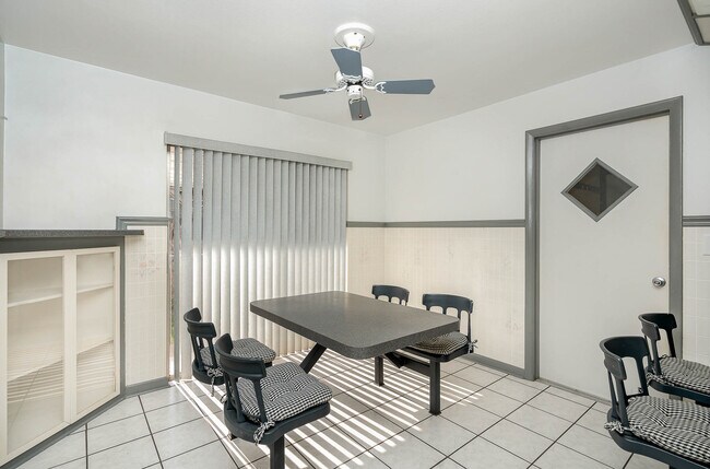 Rincón de desayuno integrado y taburetes de barra en la isla - 2908 Ivy St