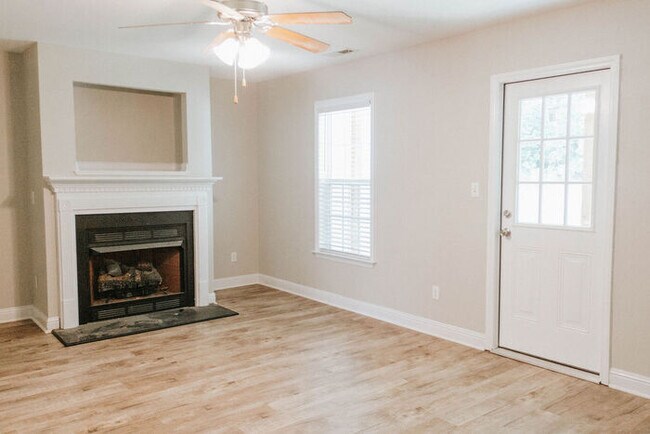 Foto del edificio - ***Coming Soon!!!!***Beautiful town home in Clayton