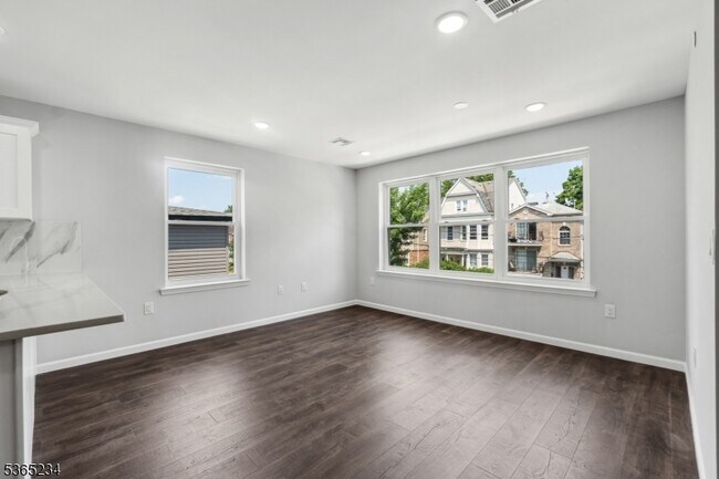 Building Photo - 889 S 17th St