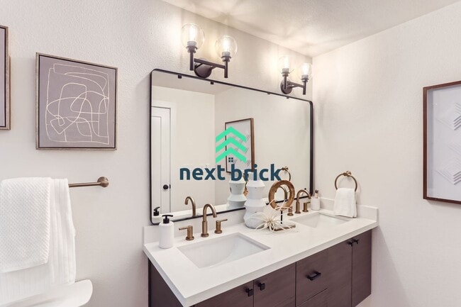 Building Photo - Luxurious Townhome with 3 bedroom and 2 ba...