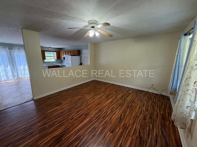 Building Photo - ALL ONE LEVEL IN CLINTON! 3 BDRM, 2 BATH WITH 2 CAR GARAGE!!