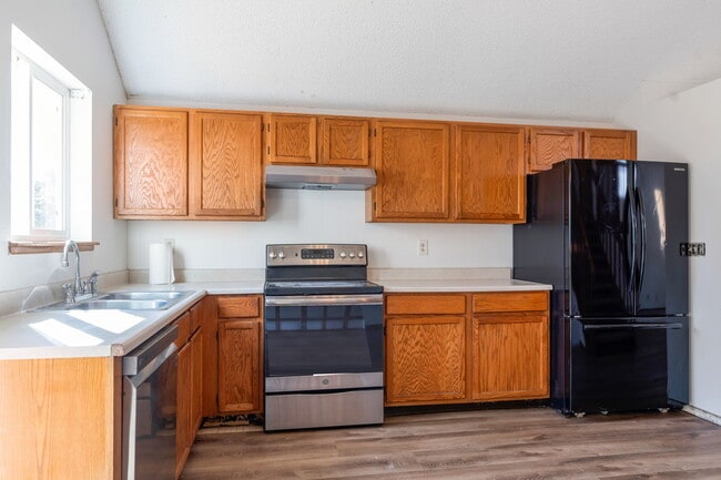 Spacious kitchen with newer appliances - 1752 Juniper St
