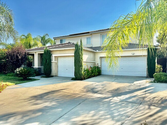 Foto del edificio - HUGE 5/3 Sanger Home with SOLAR