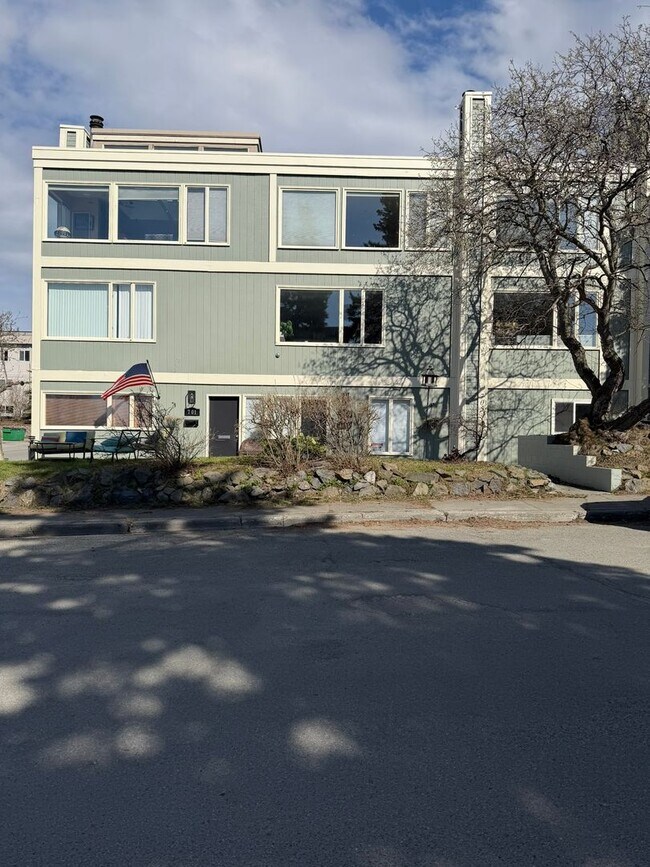 Foto del edificio - Modern 2-Story Coastal Retreat in Historic Bootleggers Cove