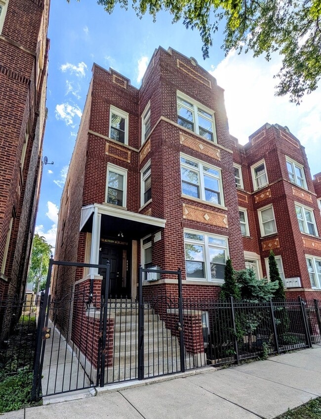 Building Photo - 2619 N Hamlin Ave