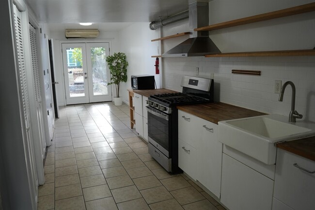 Building Photo - 40 Van Reypen St