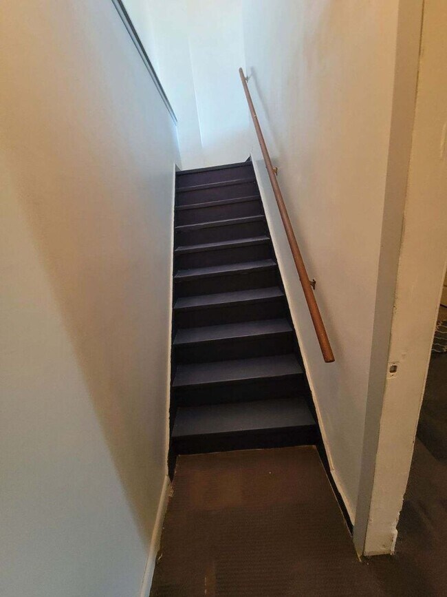 Foto del edificio - Spacious 2 bed, 1 bath apartment located o...