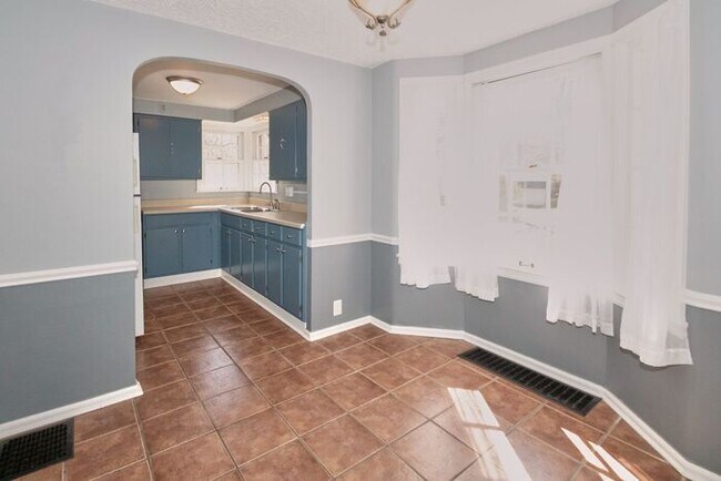 Building Photo - Adorable Bungalow
