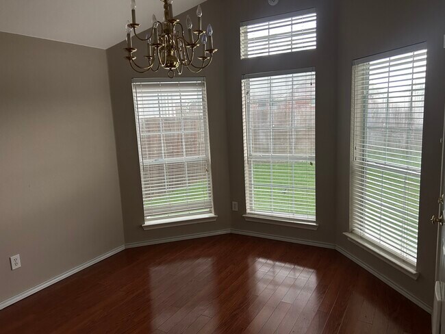 Foto del edificio - 5340 Warm Springs Trl